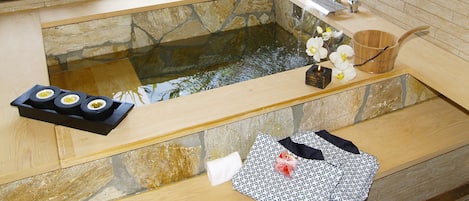 Classic-Suite | Badezimmer | Kostenlose Toilettenartikel, Haartrockner, Bademäntel, Handtücher