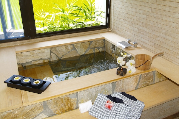 Suite clásica | Baño | Artículos de higiene personal gratuitos, secador de pelo y albornoces