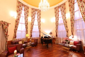Lobby sitting area - Memory Garden Villa (Luodong)