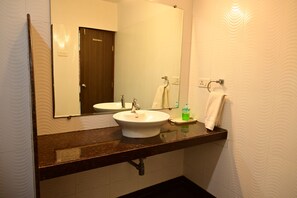 Habitación Deluxe | Baño | Regadera y toallas 