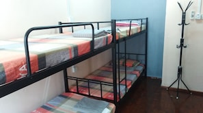 Phòng 4 cơ bản | Màn/rèm cản sáng, bàn ủi/dụng cụ ủi quần áo