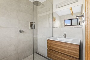 Baignoire, séchoir à cheveux, serviettes fournies, savon