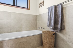 Badewanne, Haartrockner, Handtücher, Seife