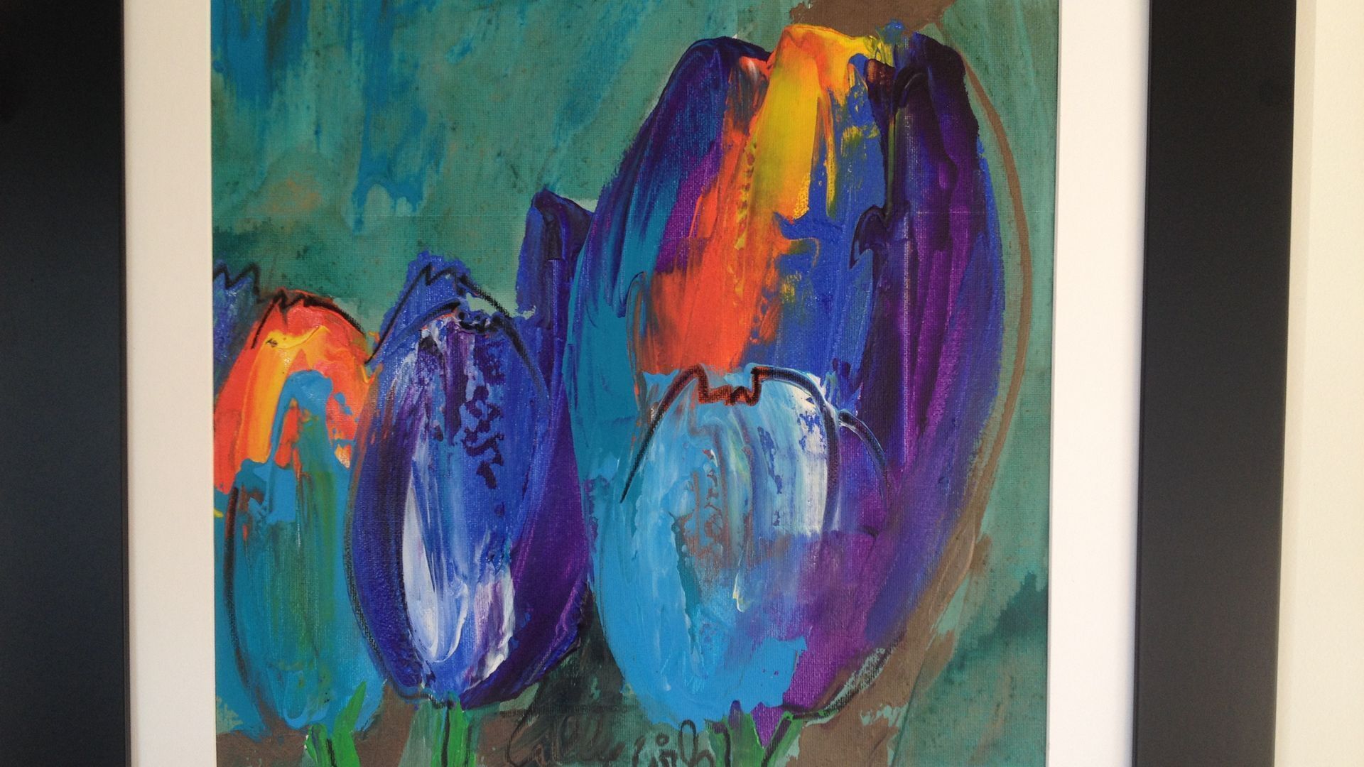Une peinture de fleurs sur un fond texturé.