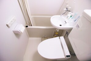 Double Room (501) | Bathroom | Combined shower/tub, deep soaking tub, free toiletries, hair dryer - Uhome Kanda Hotel (Tokyo)