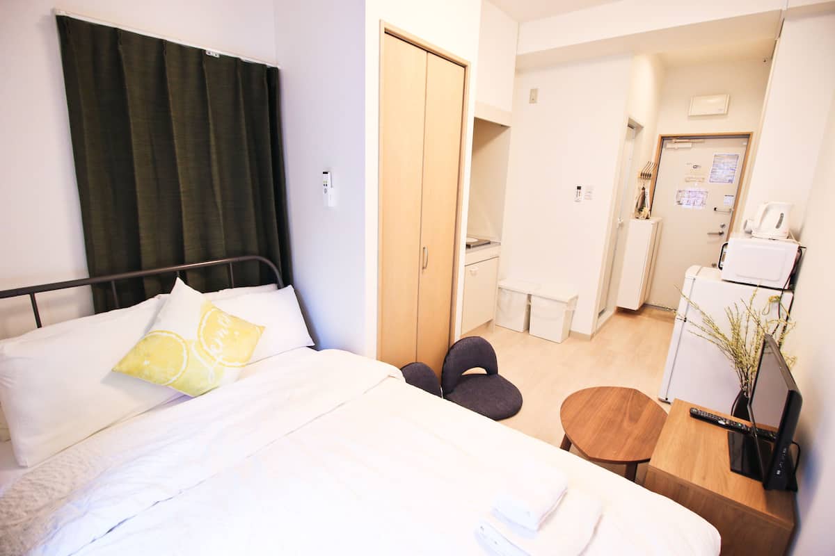Double Room (402) | Free WiFi, bed sheets