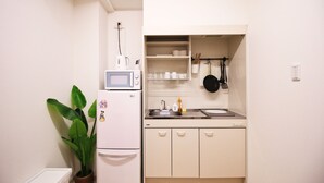 Private kitchenette - Uhome Kanda Hotel (Tokyo)