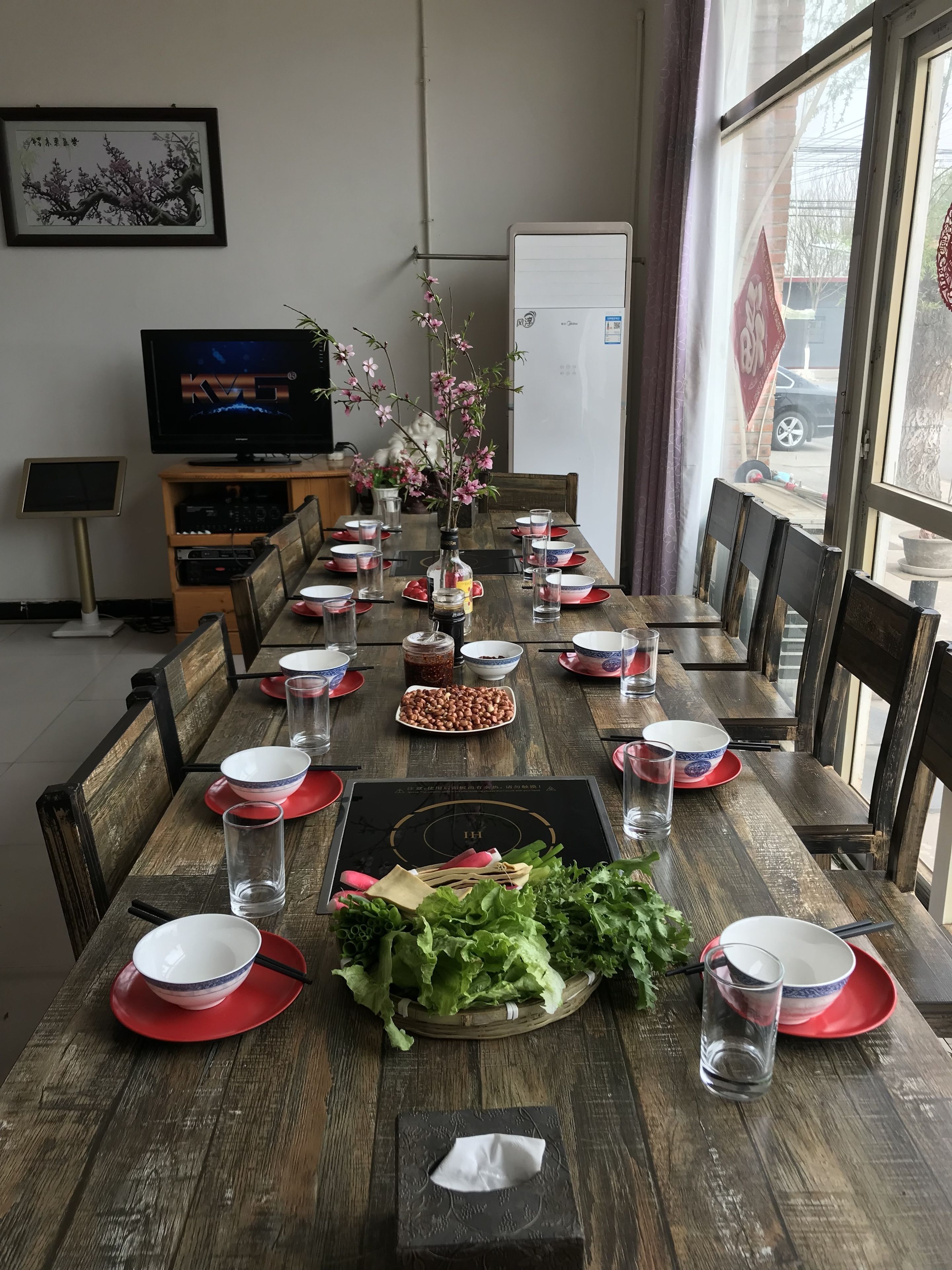 Phục vụ bữa sáng, bữa trưa và bữa tối 