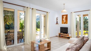 Villa, 3 soverom, bassengutsikt | Oppholdsrom | Flatskjerm-TV og DVD-spiller