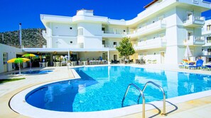 Seasonal outdoor pool, open 9:00 AM to 7:00 PM, pool umbrellas - Pela Sofia (Hersonissos)