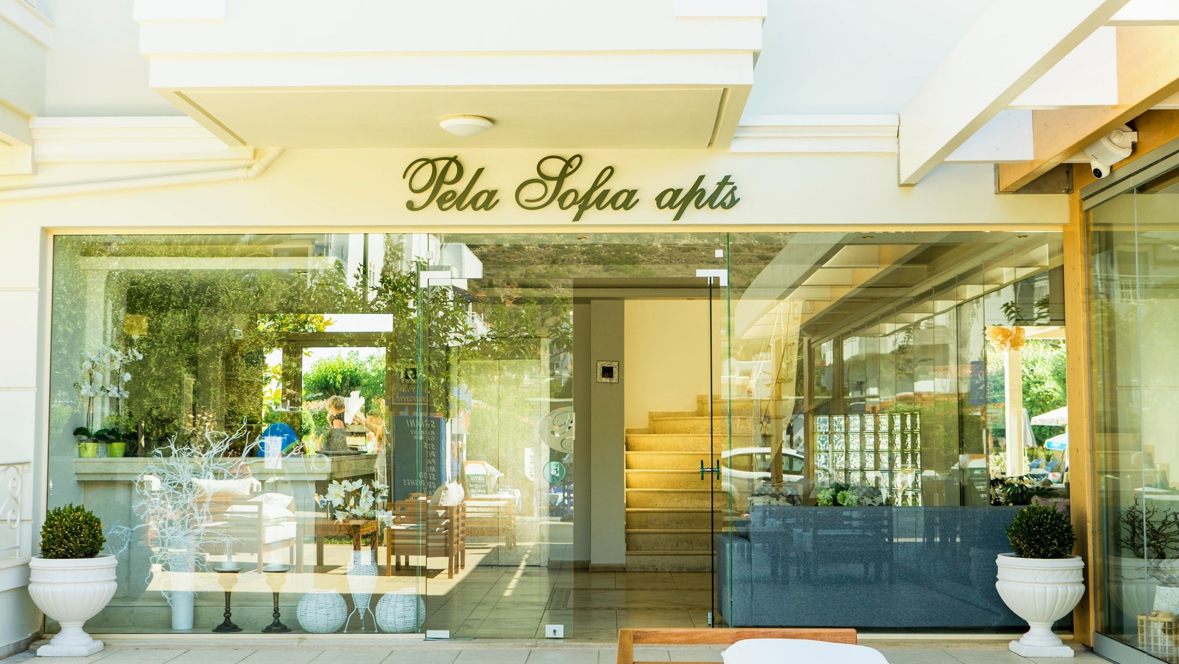Een etalage met een bord waarop 'Pela Sofia apts' staat.