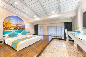 Premium bedding, down comforters, desk, laptop workspace - YiWu Defeng Hotel (Jinhua)