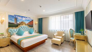 Una habitación de hotel con una cama grande, un escritorio, una silla y una televisión.