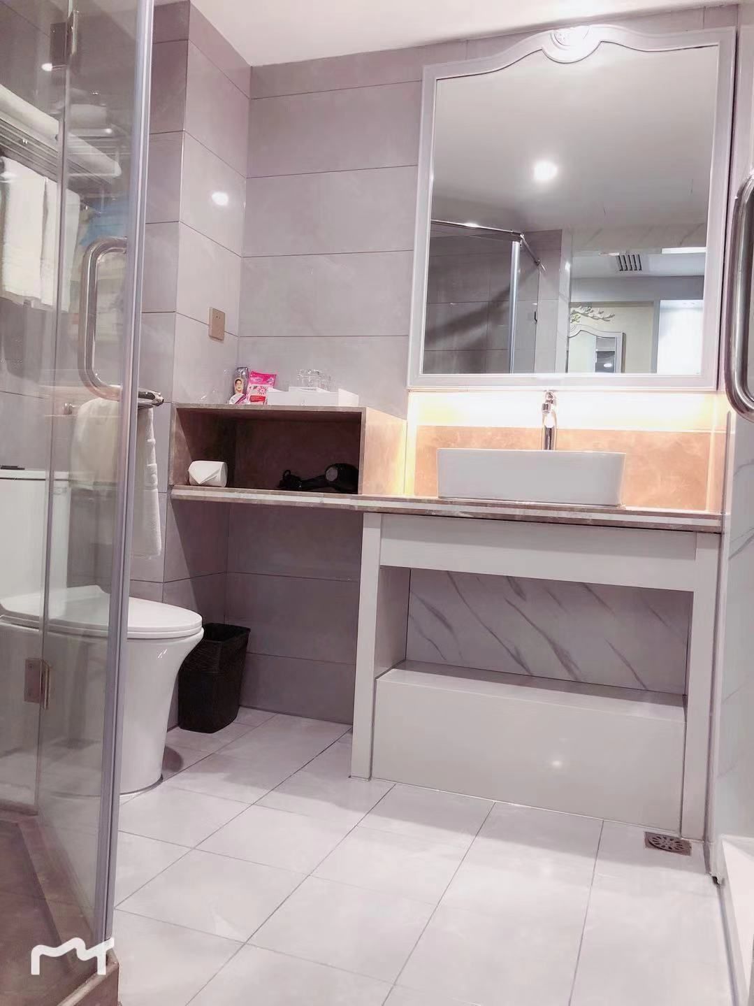 standard room, 1 queen bed, non smoking | bathroom | rainfall showerhead, free toiletries, hair dryer, slippers