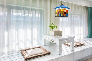 Ropa de cama de alta calidad, cubrecamas y escritorio 