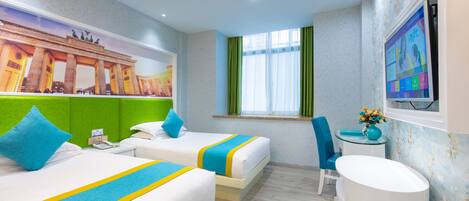 Habitación de hotel con dos camas, una mesita, una silla, un televisor y una ventana con cortinas.