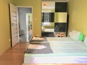 Makuuhuoneessa on sänky, työpöytä ja tuoli. Huoneesta on ovi toiseen huoneeseen.