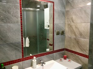 Family Apartment, Multiple Beds, Non Smoking | Bathroom sink