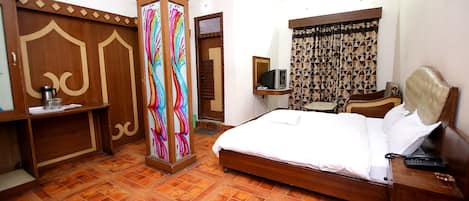1 bedroom, individually decorated, individually furnished, desk