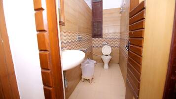 Shower, free toiletries, towels