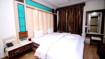 Executive Room | 1 bedroom, individually decorated, individually furnished, desk