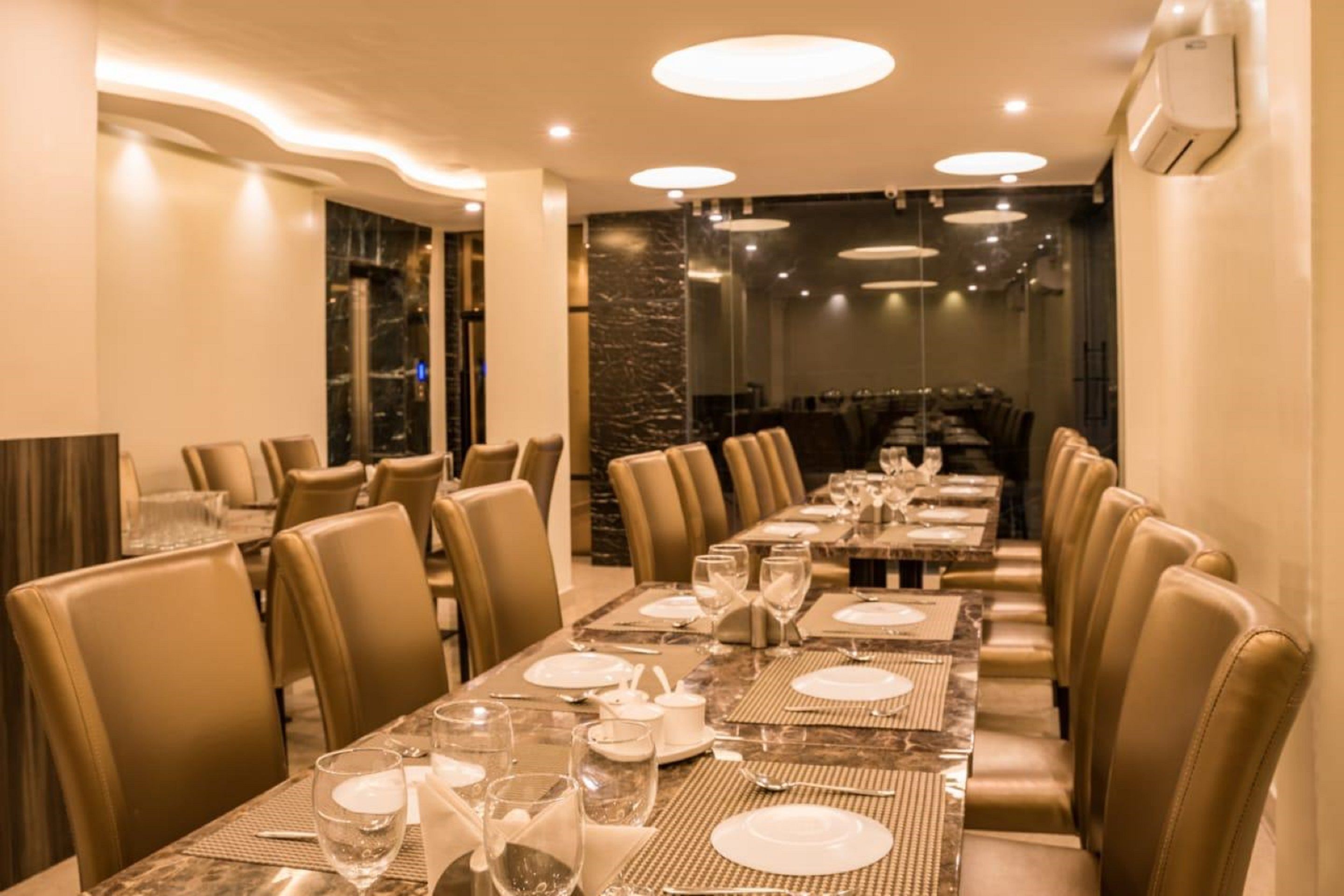 Menyajikan masakan internasional