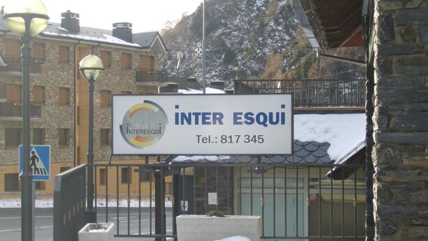 Schild für 'Inter Esqui' mit einer Kontaktnummer.