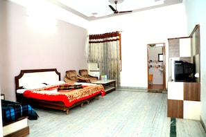 1 bedroom, premium bedding, desk, free WiFi