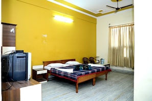 1 bedroom, premium bedding, desk, free WiFi