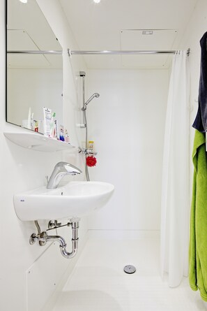 Habitación básica, con acceso para personas discapacitadas, vista a la montaña | Baño | Regadera y toallas 