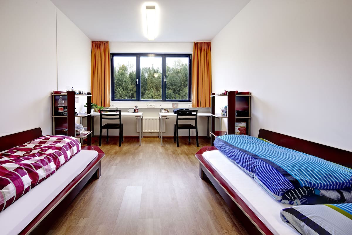 Basic-Zimmer, barrierefrei, Bergblick | Schreibtisch, schallisolierte Zimmer, kostenloses WLAN, Bettwäsche