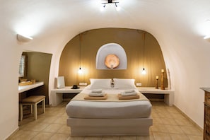 2 bedrooms, in-room safe, soundproofing, iron/ironing board - Mardanza House (Santorini)