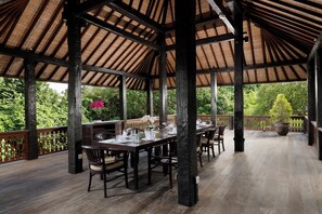 9 Bedroom Pool Villa | Makan di kamar