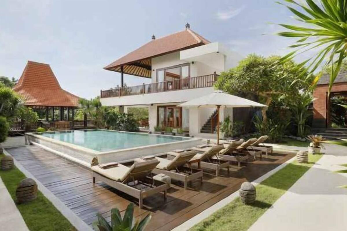 Kolam renang | 2 kolam renang outdoor, dengan payung kolam renang dan kursi berjemur