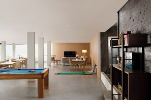9 Bedroom Pool Villa | Area keluarga | Smart TV 50-inci dengan saluran TV digital dan buku