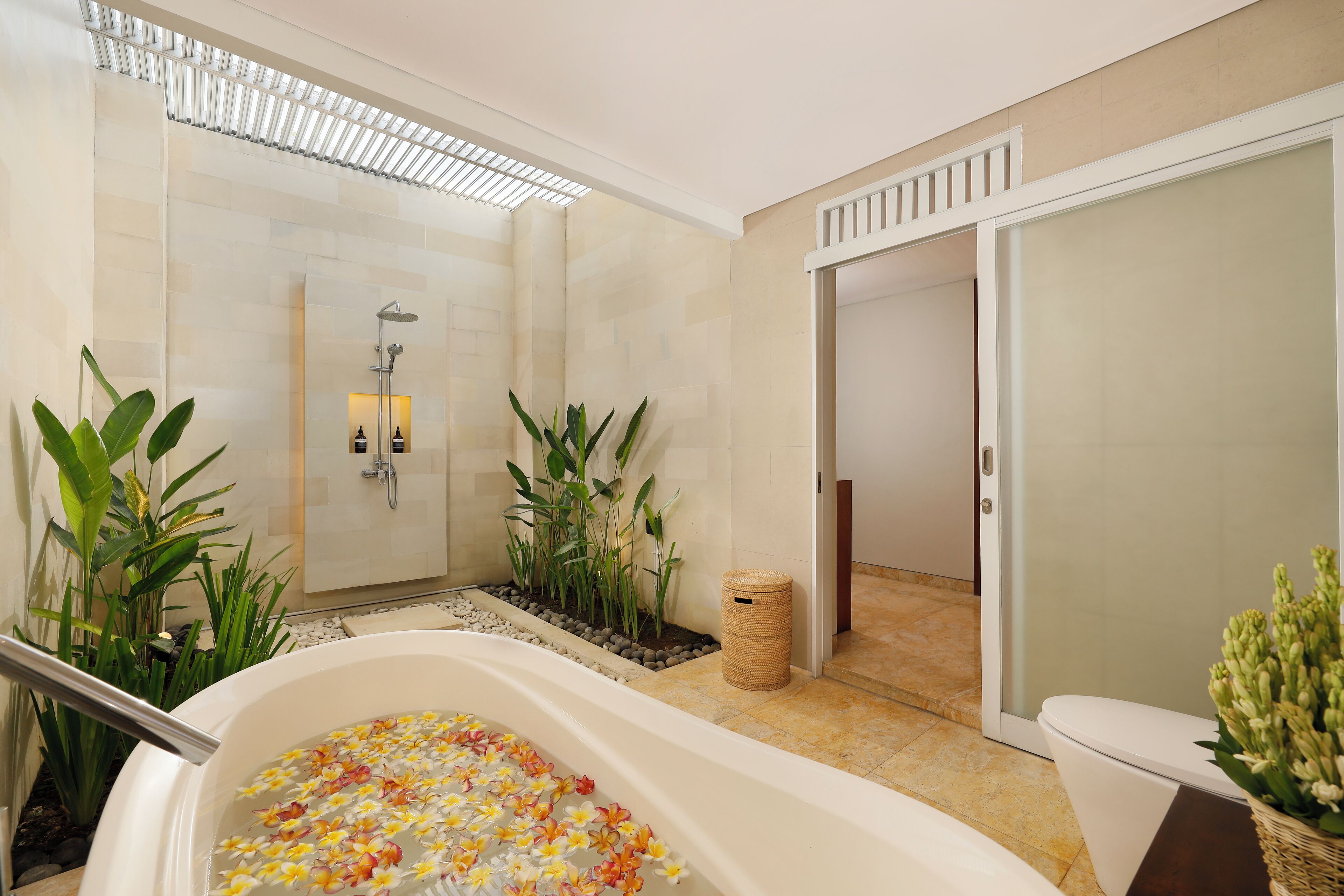 别墅, 多间卧室 (9 Bedroom Pool) | 浴室 | 深泡浴缸、免费洗浴用品、吹风机、拖鞋