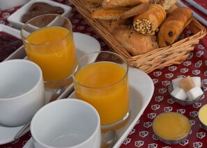 Daily continental breakfast (EUR 12.50 per person) - Hôtel Mas le Sauvageon (Saintes-Maries-de-la-Mer)