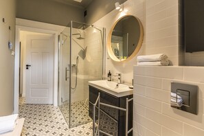 Premium-Apartment, 1 King-Bett, Nichtraucher, Stadtblick | Badezimmer | Dusche, Regendusche, Designer-Toilettenartikel, Haartrockner