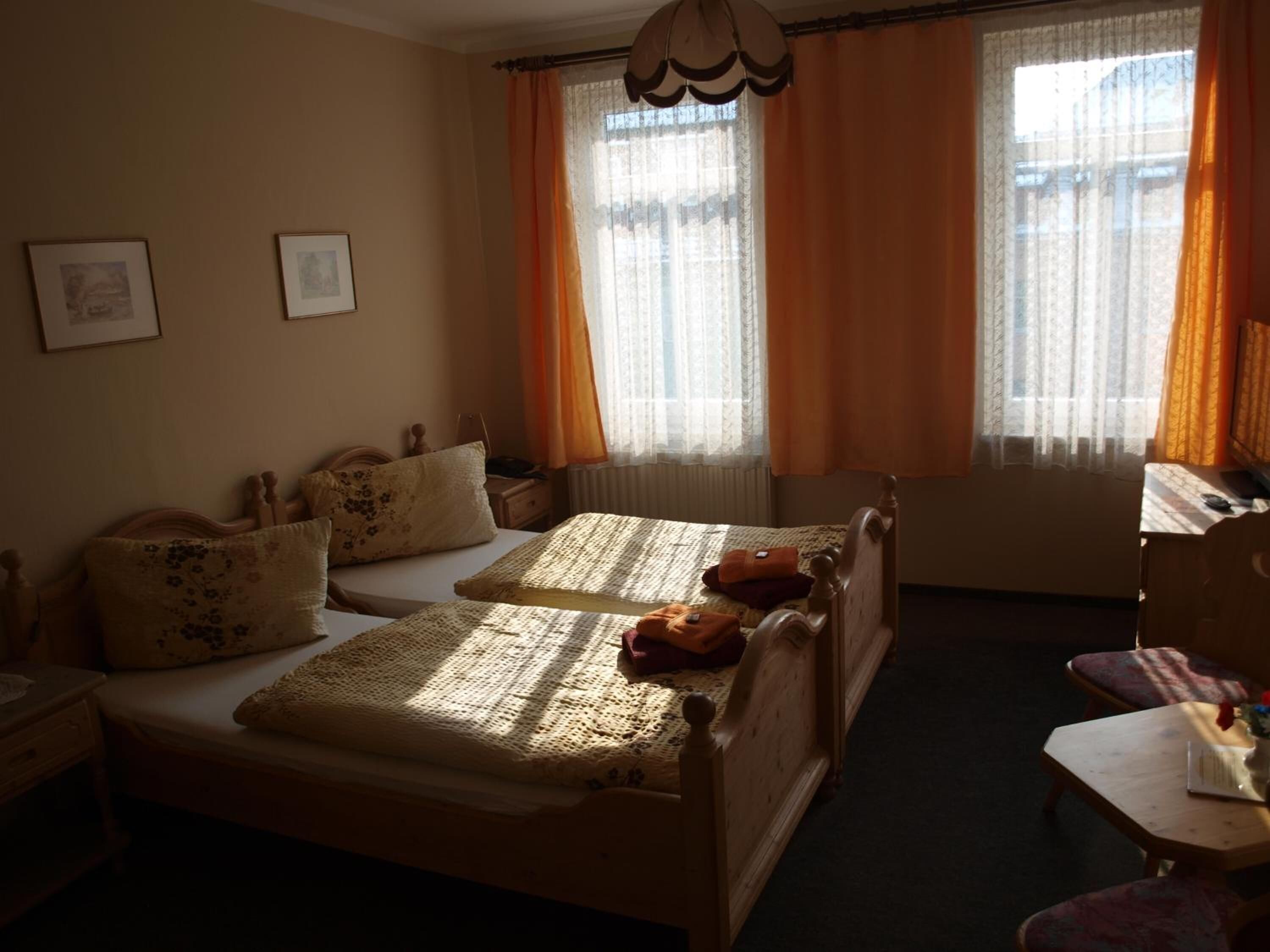 办公桌、遮光窗帘、免费 WiFi、床单