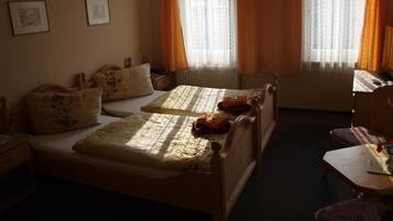 Bàn, màn/rèm cản sáng, truy cập Internet không dây miễn phí