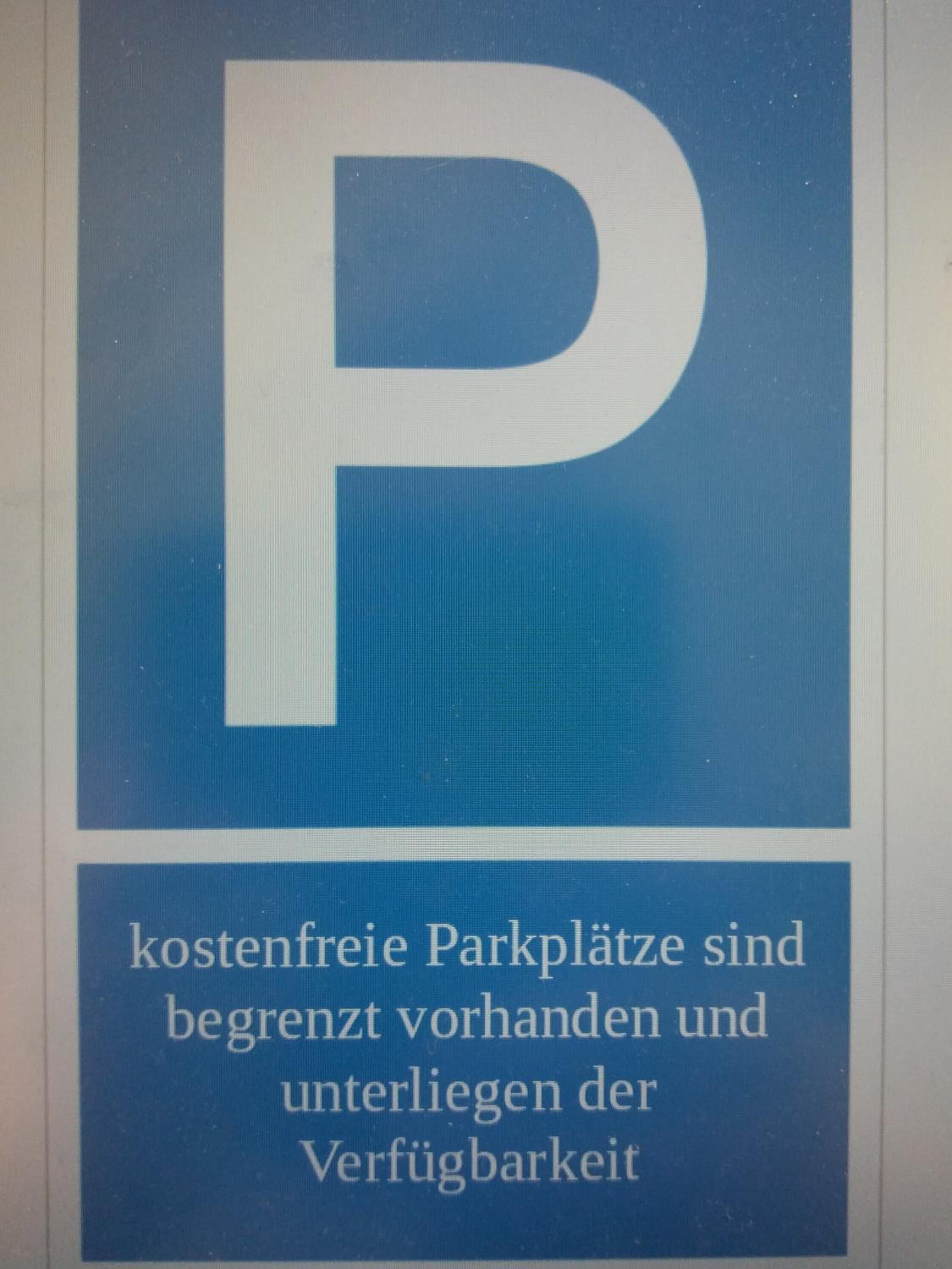 Een bord met een grote 'P' dat aangeeft dat er parkeerplaatsen beschikbaar zijn.