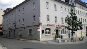 Un edificio con un letrero que dice "Gasthof zur Post".