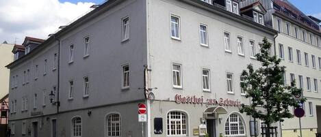 A building with a sign reading "Gasthof zur Post".