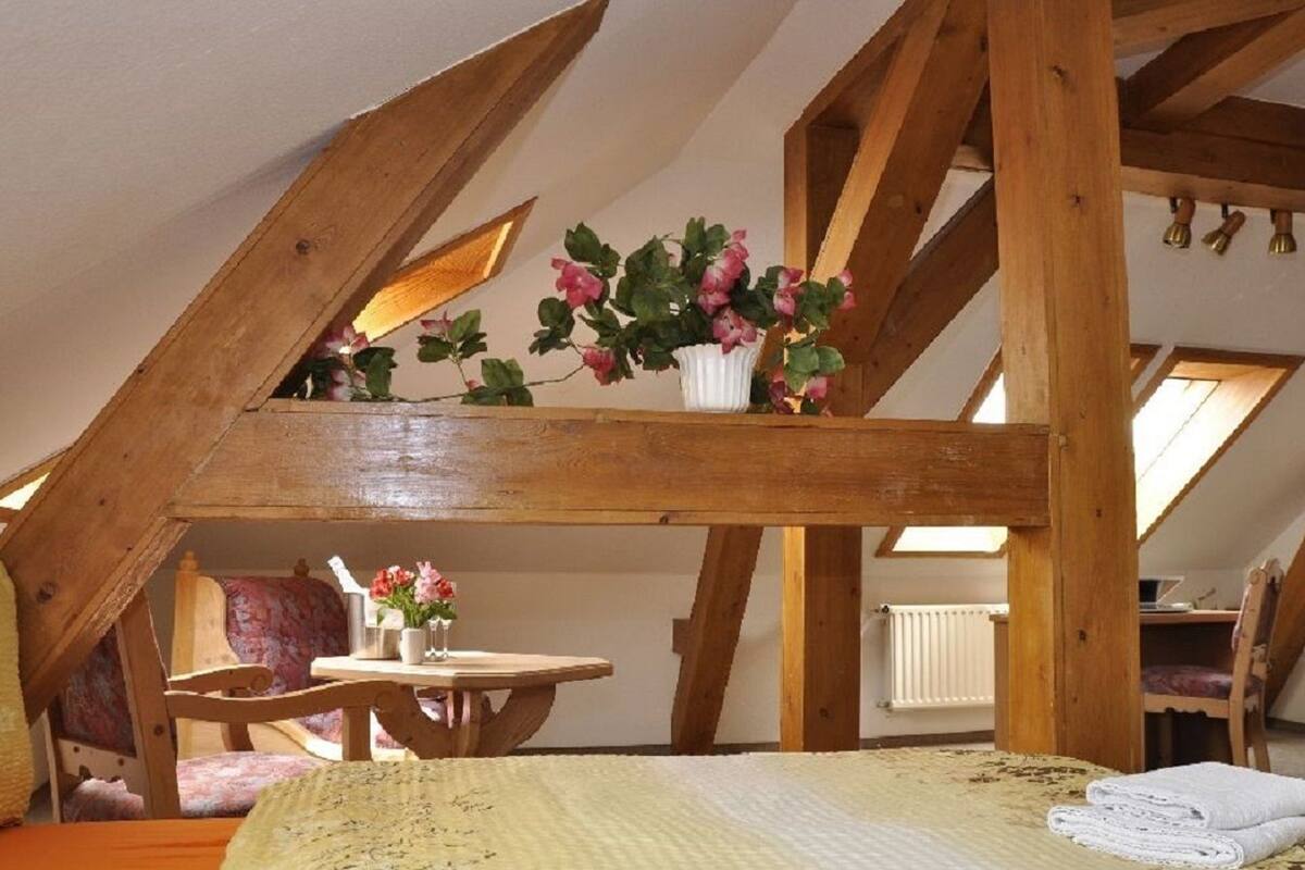 Standaard eenpersoonskamer | Een bureau, verduisterende gordijnen, gratis wifi, beddengoed