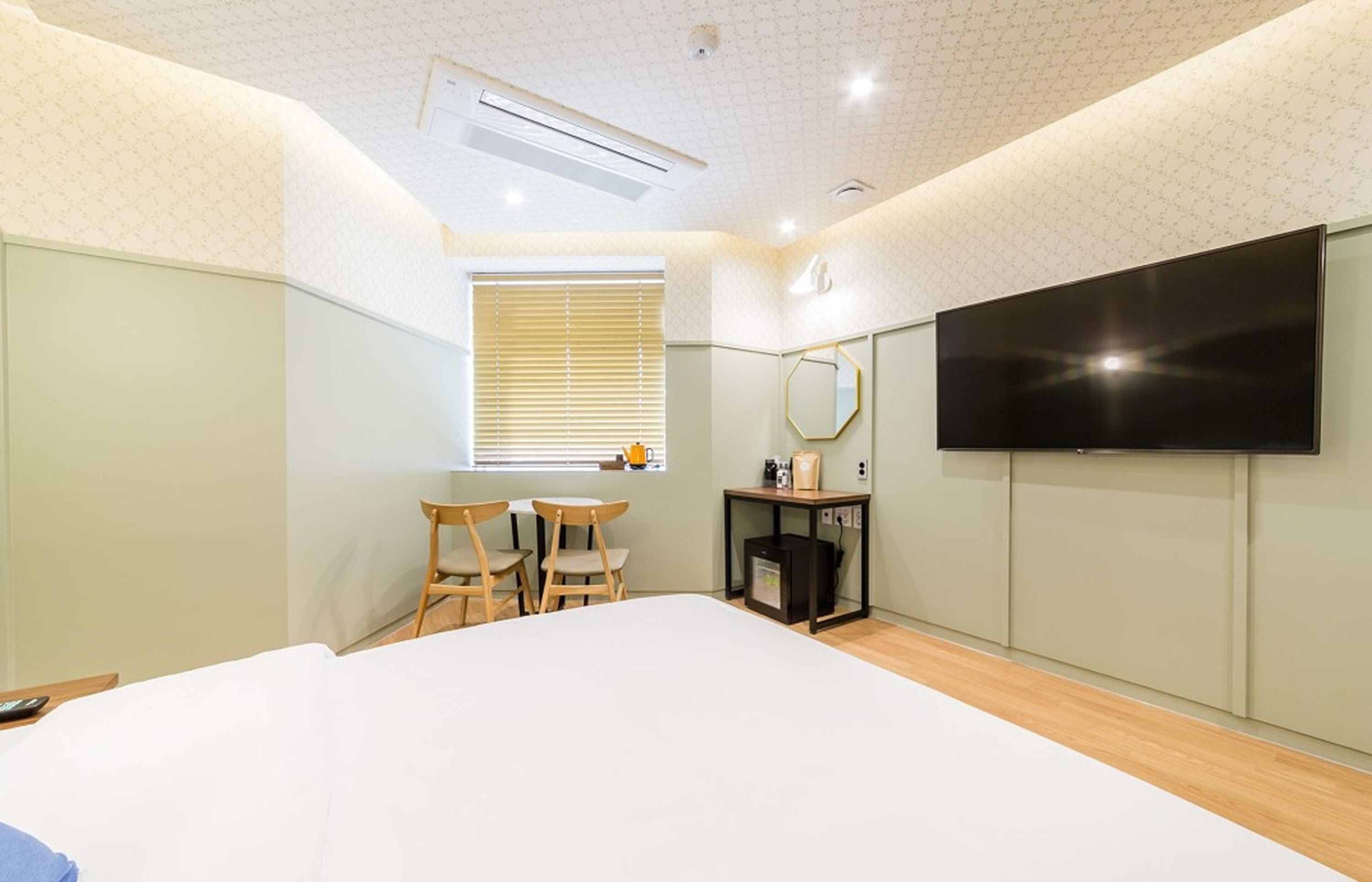 traveling alone (1 person only) | desk, free wifi