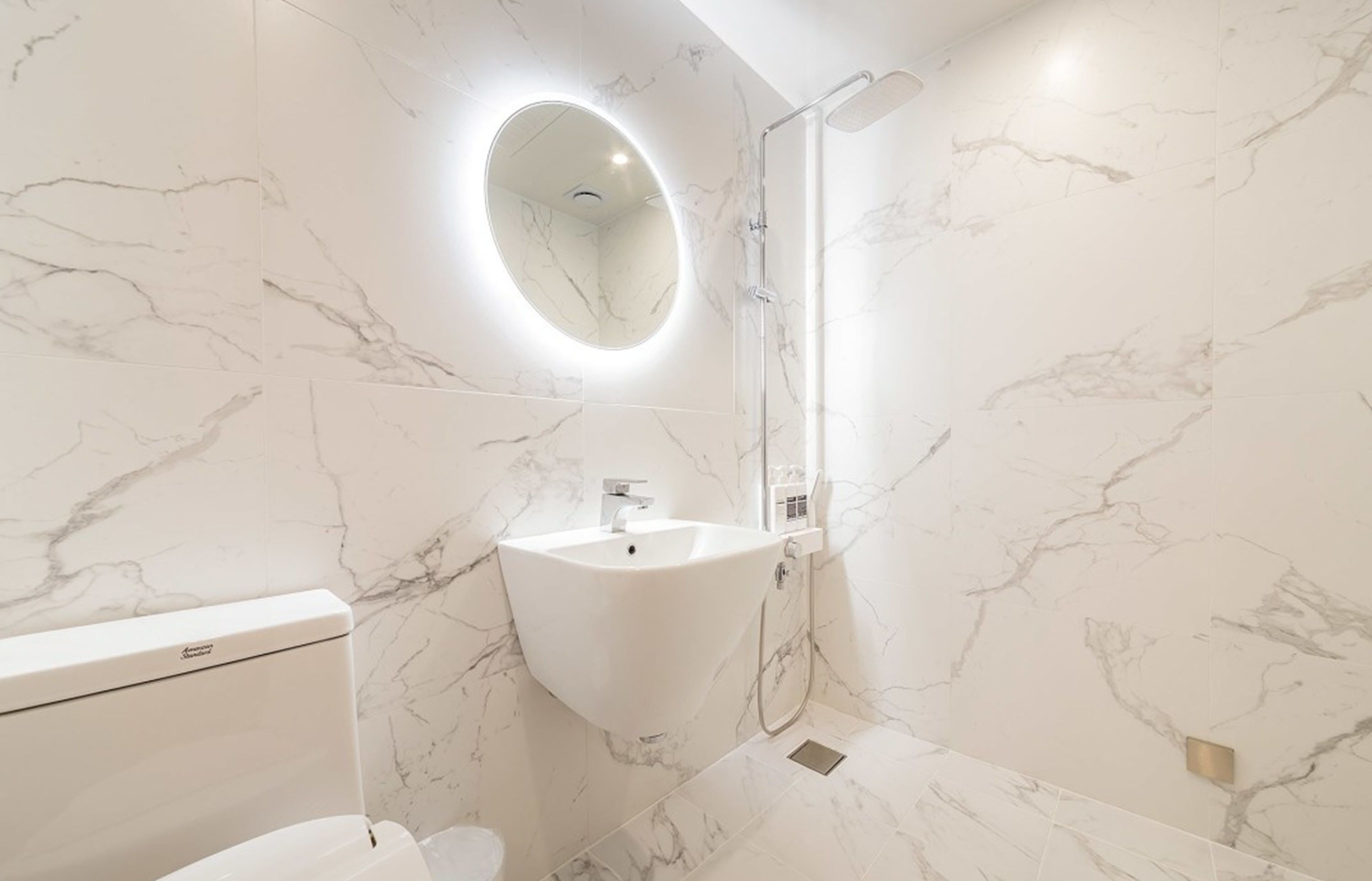 shower, free toiletries, hair dryer, bidet