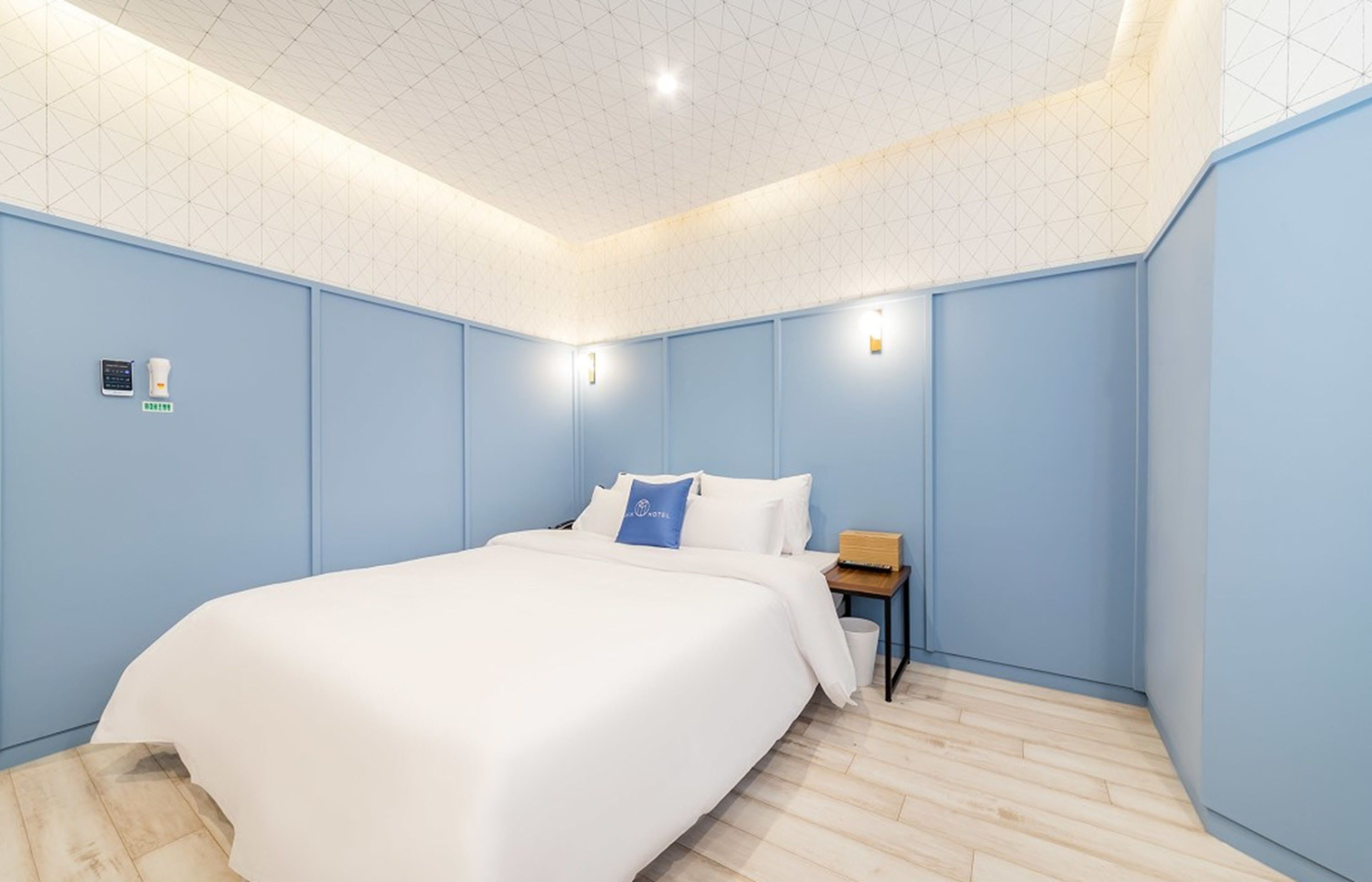 traveling alone (1 person only) | desk, free wifi