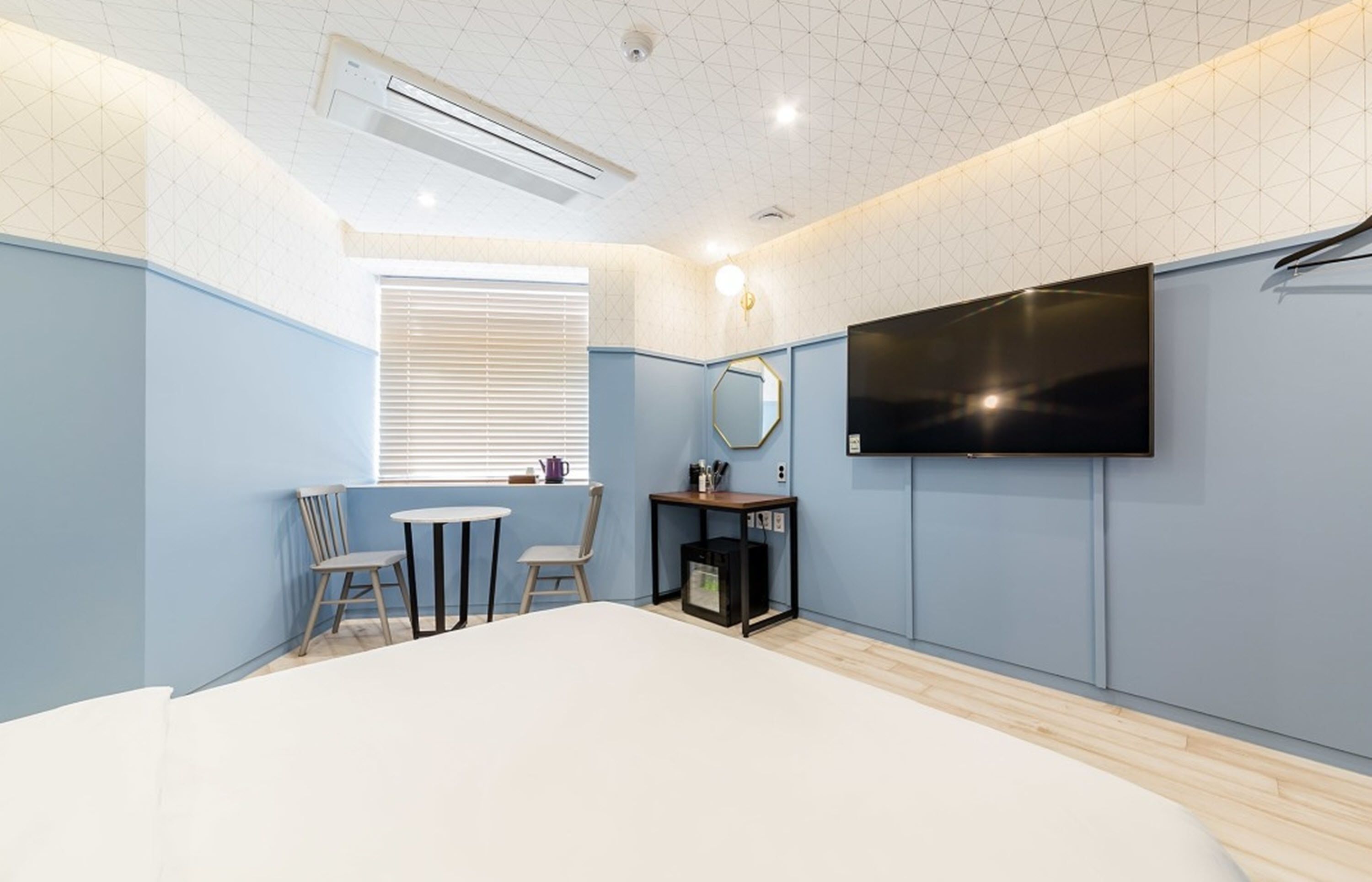 traveling alone (1 person only) | desk, free wifi