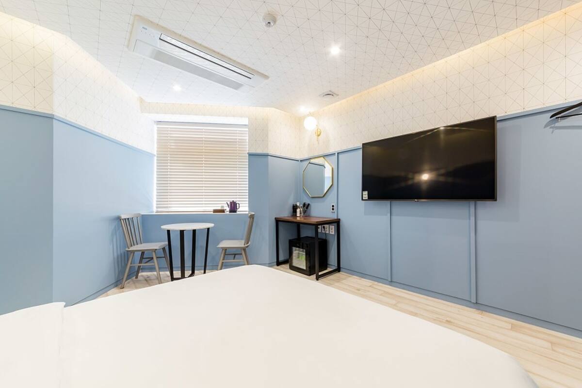 traveling alone (1 person only) | desk, free wifi