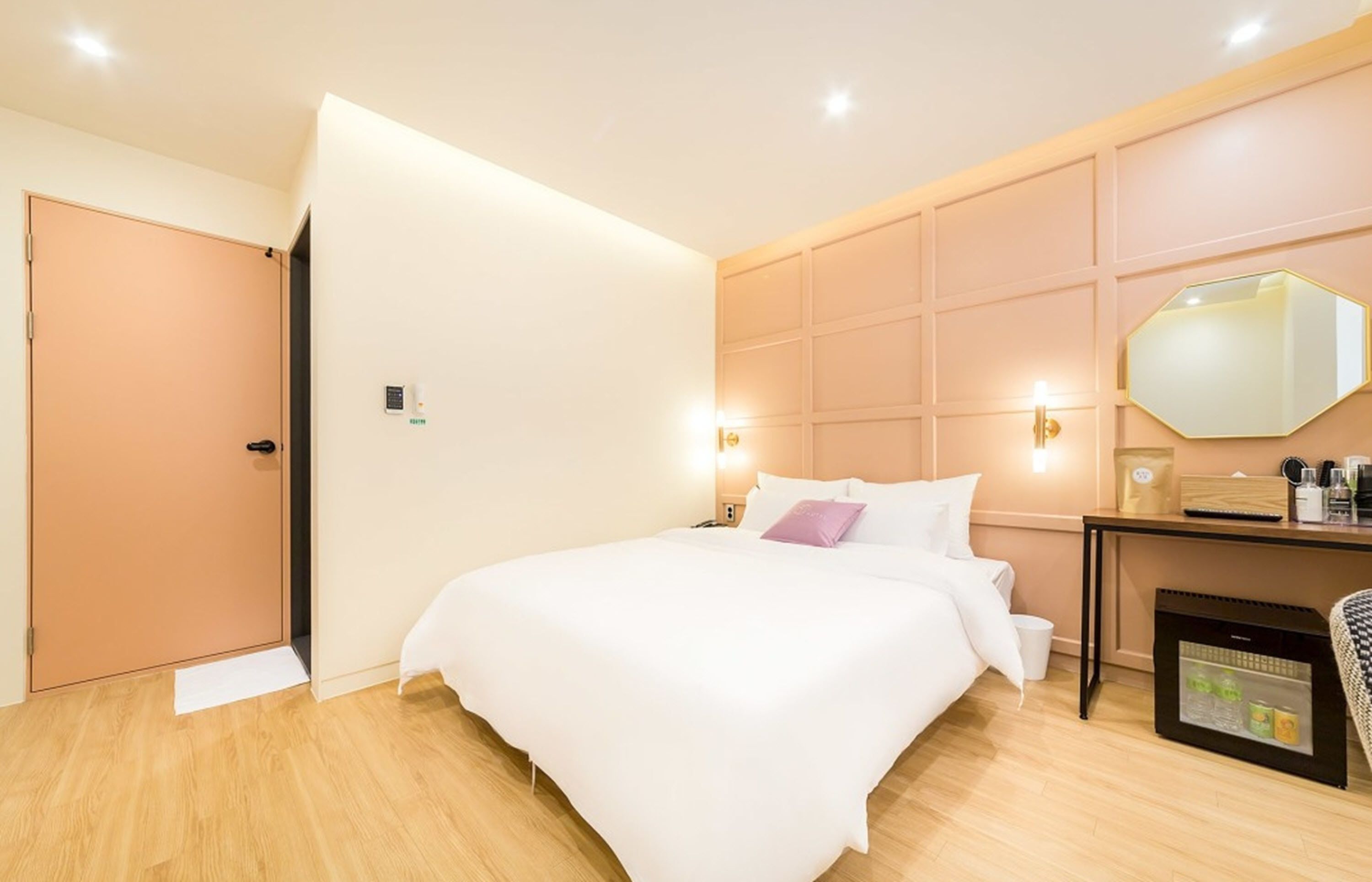 traveling alone (1 person only) | desk, free wifi